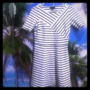 Great mid sized dress, formal and casual at once